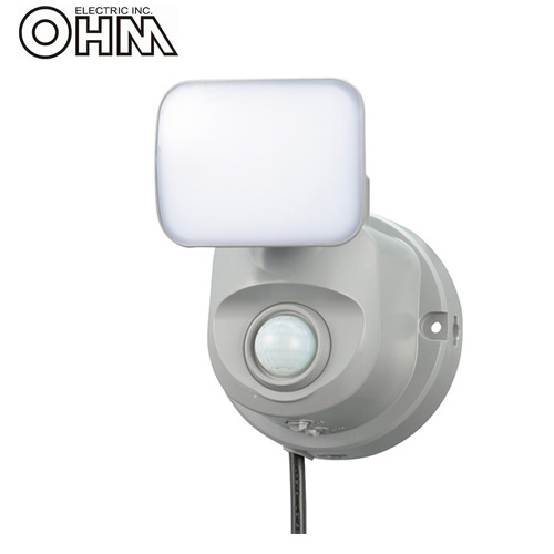 オーム電機 LEDセンサーライト AC電源 (コンセント式) 屋外可 LS400 5W×1灯 OSE-LS400